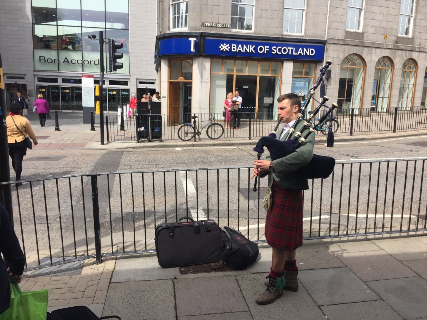 Scotland 2015, Day 6: Free Day: Bagpiper